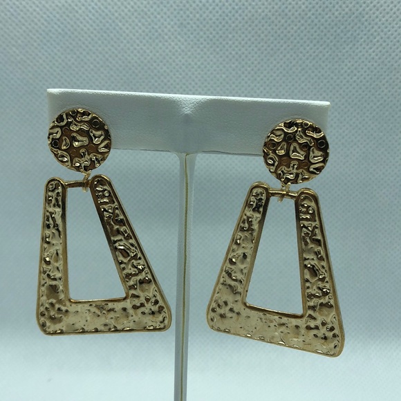 Hammered metal earrings - Picture 3 of 4